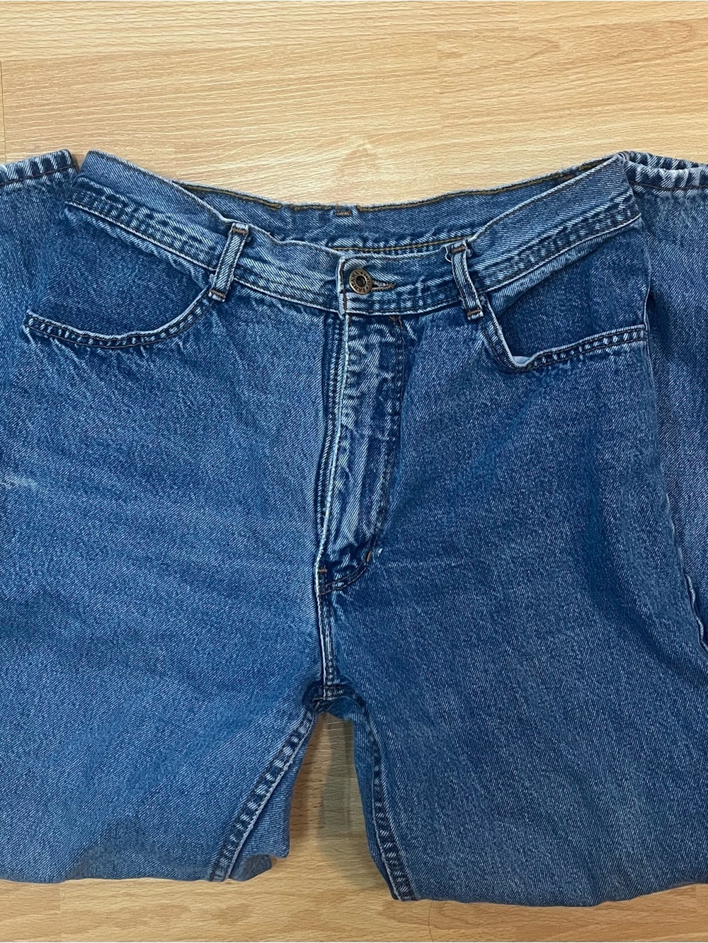 Women’s Straight Leg Denim Jeans in Medium Blue